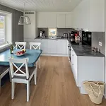 Сasa de vacaciones 4 Bedroom Lovely In *