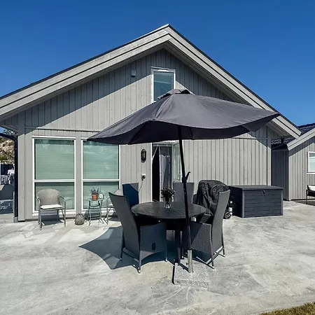 4 Bedroom Awesome In * Færvik