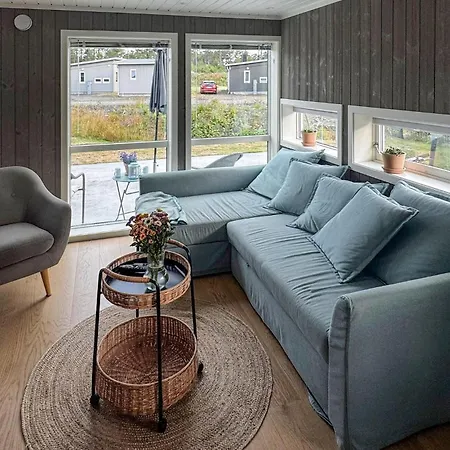 4 Bedroom Awesome In * Færvik